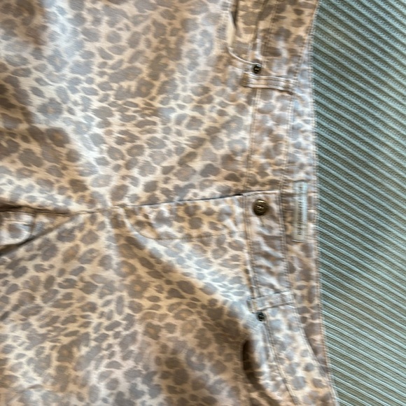 Chico Short/3/4 length Leopard Jeans - Picture 5 of 5